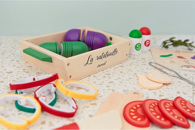 JANOD Ratatouille J06626 J06626 Set of 32 Kitchen Accessories with Recipe, Utensil and Imitation Vegetables, FSC Wooden Toy, Ages 3 and Above, Multi-Coloured