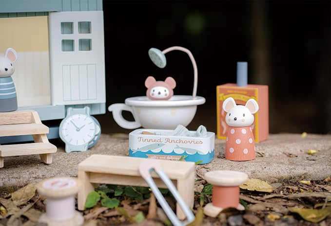 Tender Leaf Toys - Secret Meadow Shepherd’s Hut - Portable Furnished Wooden Shepherd’s Hut on Wheels with 11 Pcs Accessories and 3 Mice Dolls - Open-Ended Play and Story Tellings - Age 3+
